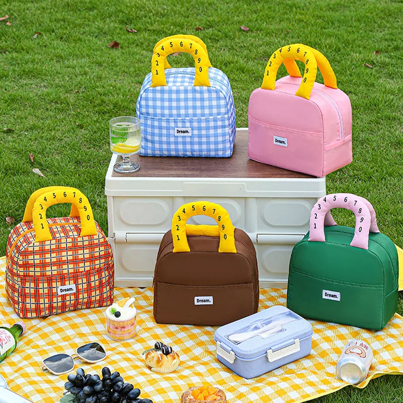 The Soft and Cute Contrasting Color Plaid Lunch Bag Is a Perfect Choice for Those Who Bring Their Meals, Offering Both Aesthetics and Practicality. Features a Thickened Insulation Layer, a Fun Digital Handle Design, and a Large Main Compartment That Easily Accommodates Lunch Boxes, Cutlery, and Drinks, with a Front Pocket for Conveniently Storing Tissues, Cutlery, and Other Small Items. Whether You'Re a Student Going to School, a Commuter, or Going on a Picnic, It Allows You to Easily Carry Your Meals with You, Making Them Look Great.