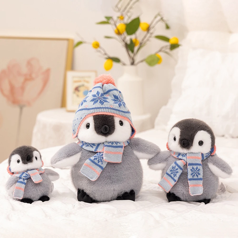 Kawaii pinguim cinza brinquedos de pelúcia em chapéu de malha vestindo padrão de floco de neve cachecol pinguim imperador animal de pelúcia perfeito presente de inverno