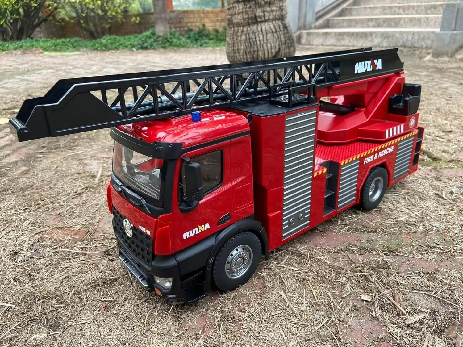 Large 24.4-inch (62CM) Remote-Controlled fire Truck 1:14 Remote-Controlled Sprinkler Function Electric Ladder Rescue Vehicle 156