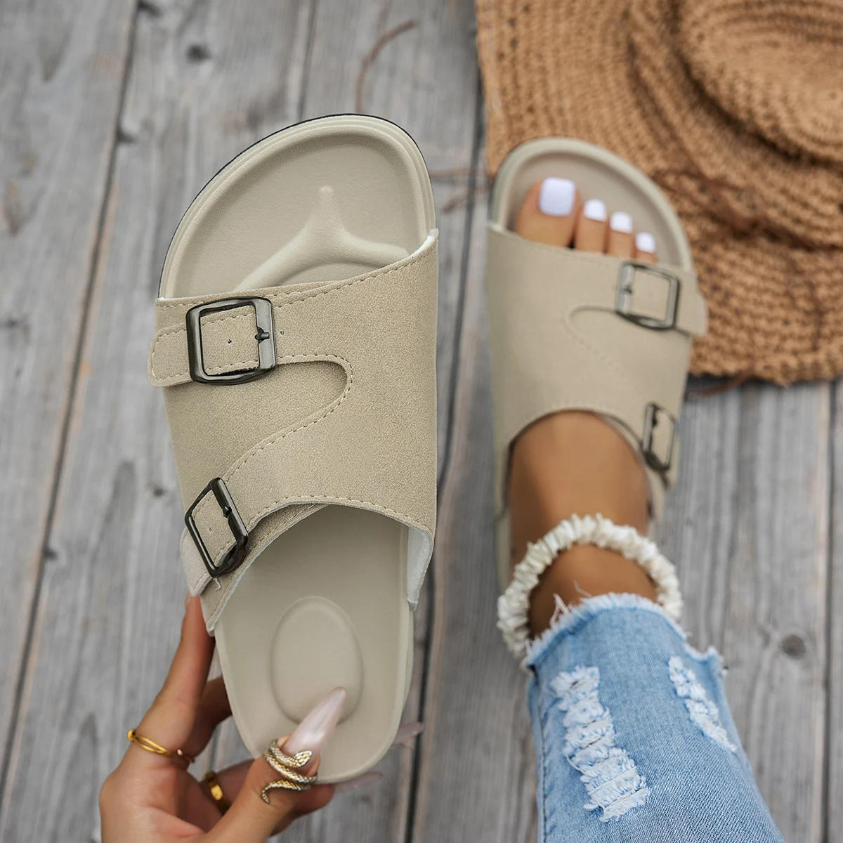 

2025 женские тапочки, противоскользящая дизайнерская обувь, модные легкие тапочки, удобные сандалии с открытым носком, пляжные женские шлепанцы на плоской подошве