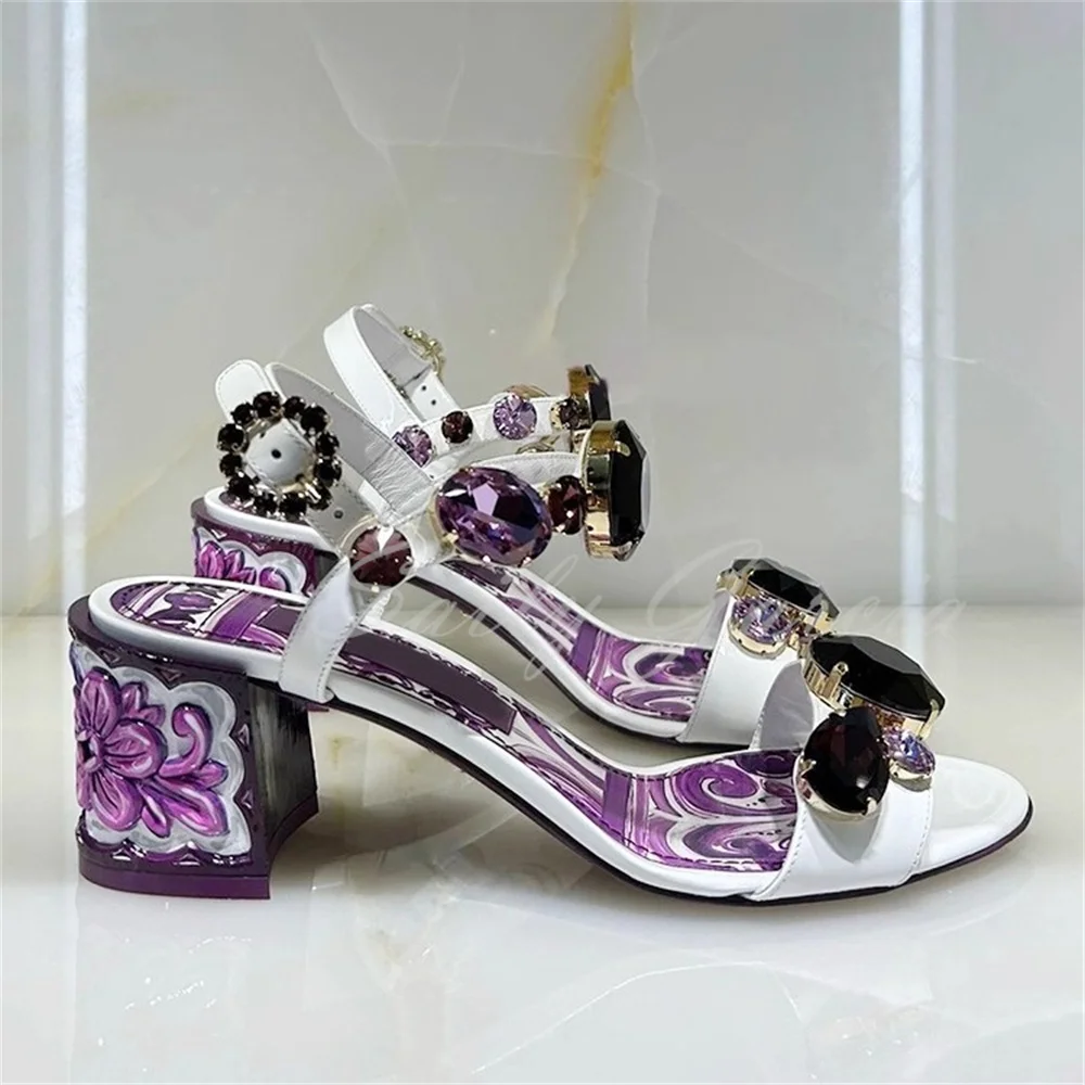 Sandalias modernas con decoración de cristal y diamantes de lujo para mujer, zapatos de vestir con punta abierta, tacón grueso morado y blanco, correa en el tobillo, novedad de verano