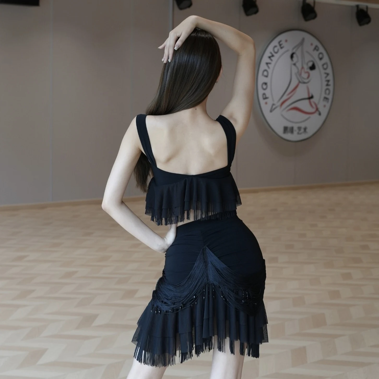 ฤดูร้อนละตินเต้นรําเสื้อผ้าผู้หญิง Ruffle Fringe สั้นพู่กระโปรง Rumba Samba Cha Cha เสื้อผ้าเต้นรํา DNV24203