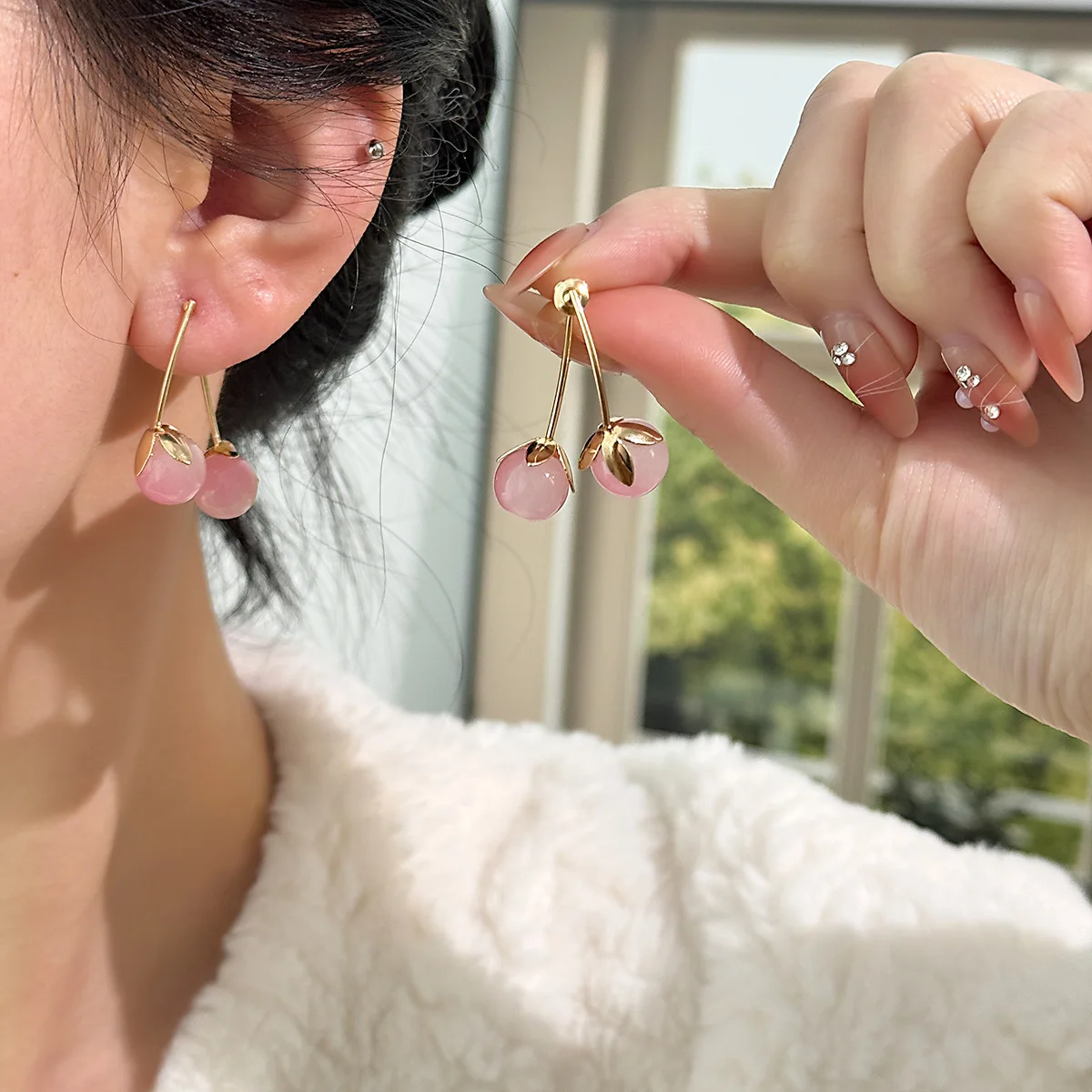 Pendientes colgantes de cereza cristal rosa - alternate angle