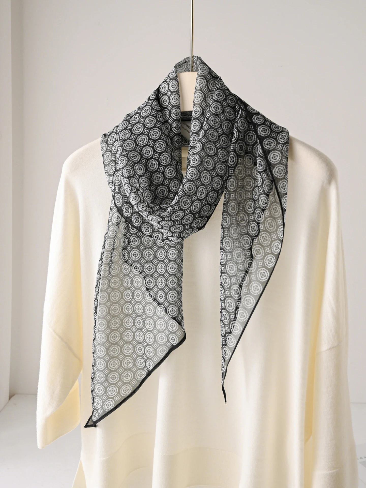 エレガントなシルクスカーフ女性用薄いネックラップ春夏ファッショナブルな長方形プリントスカーフ多用途エスニックスタイル