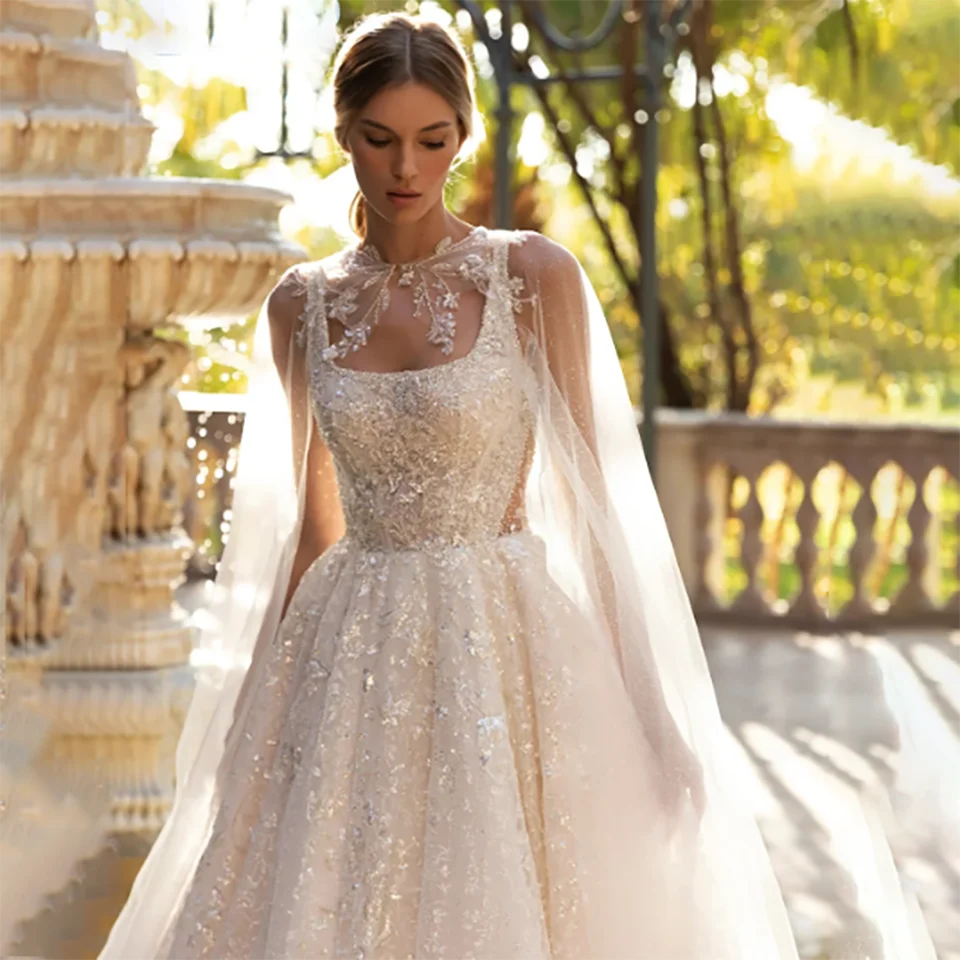 ชุดแต่งงานทรงเอไลน์แบบคอเรือประดับลูกปัดวิบวับสไตล์โรแมนติก ปี 2025 พร้อมระบายช่วงหลังเปิดหลัง กระโปรงยาวแบบคอร์ทเทรน ผ้าทูลล์ สำหรับเจ้าสาว