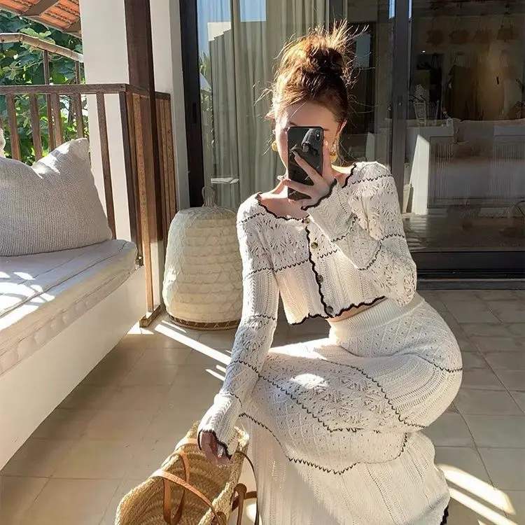 

2025 New Spring and Summer Fashionable High-end Advanced Temperature Knitted Tops and Skirts Women's Two Peice Sets