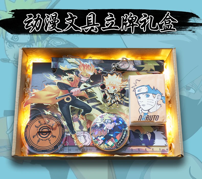 Confezione regalo anime Giocattoli Naruto Uchiha Itachi Sasuke Figura Cosplay Prop Piatti in piedi Portachiavi Adesivi Distintivo Cartolina