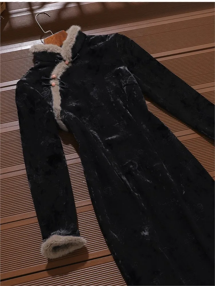 

A thick black long-sleeved velvet cheongsam with new Chinese-style elegant and light design for daily work