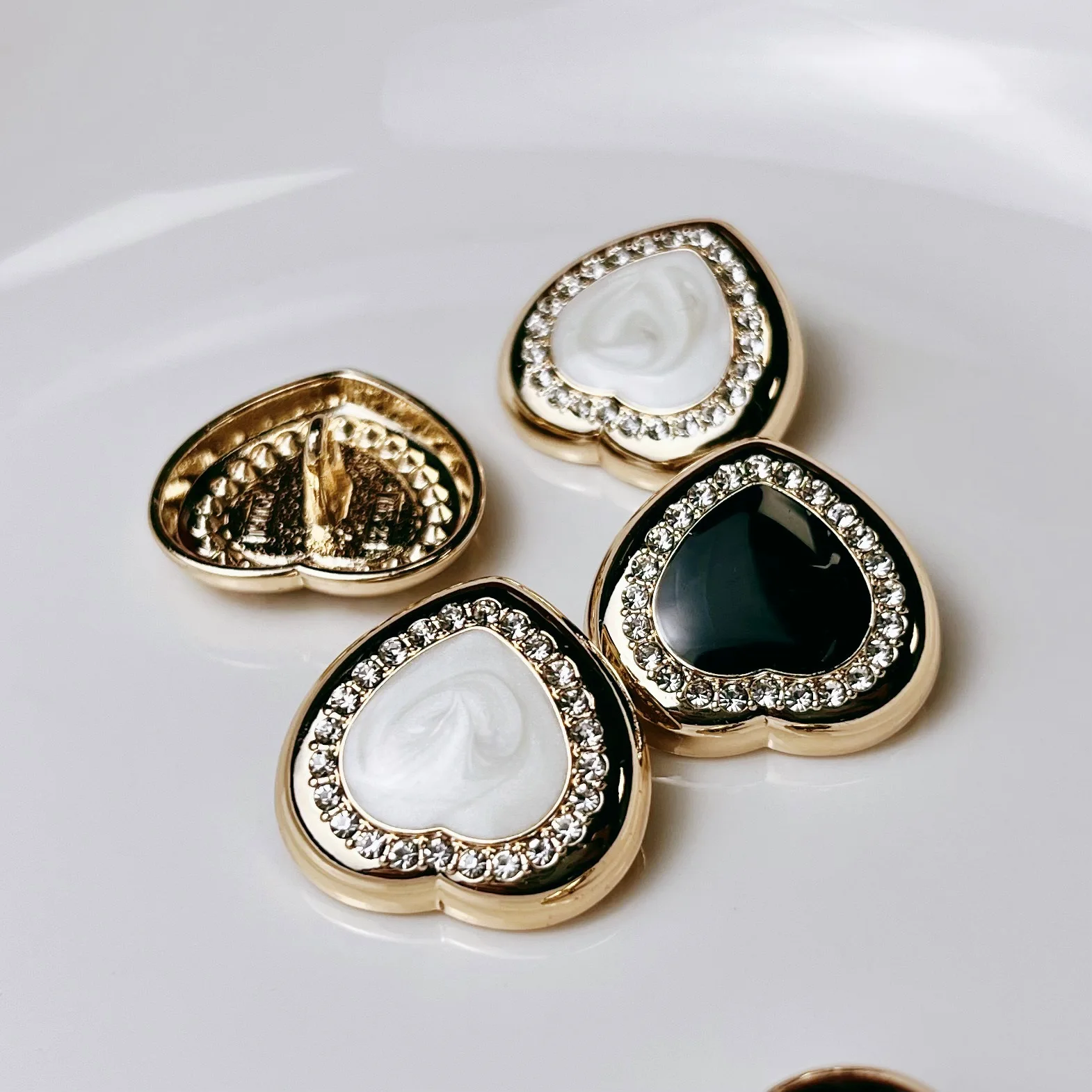6Pcs 18/23mm Luxurious Design Loving Heart Metal Button rhinestones Button Coat Suit Coat Decorative Buckle Buttons For Clothing