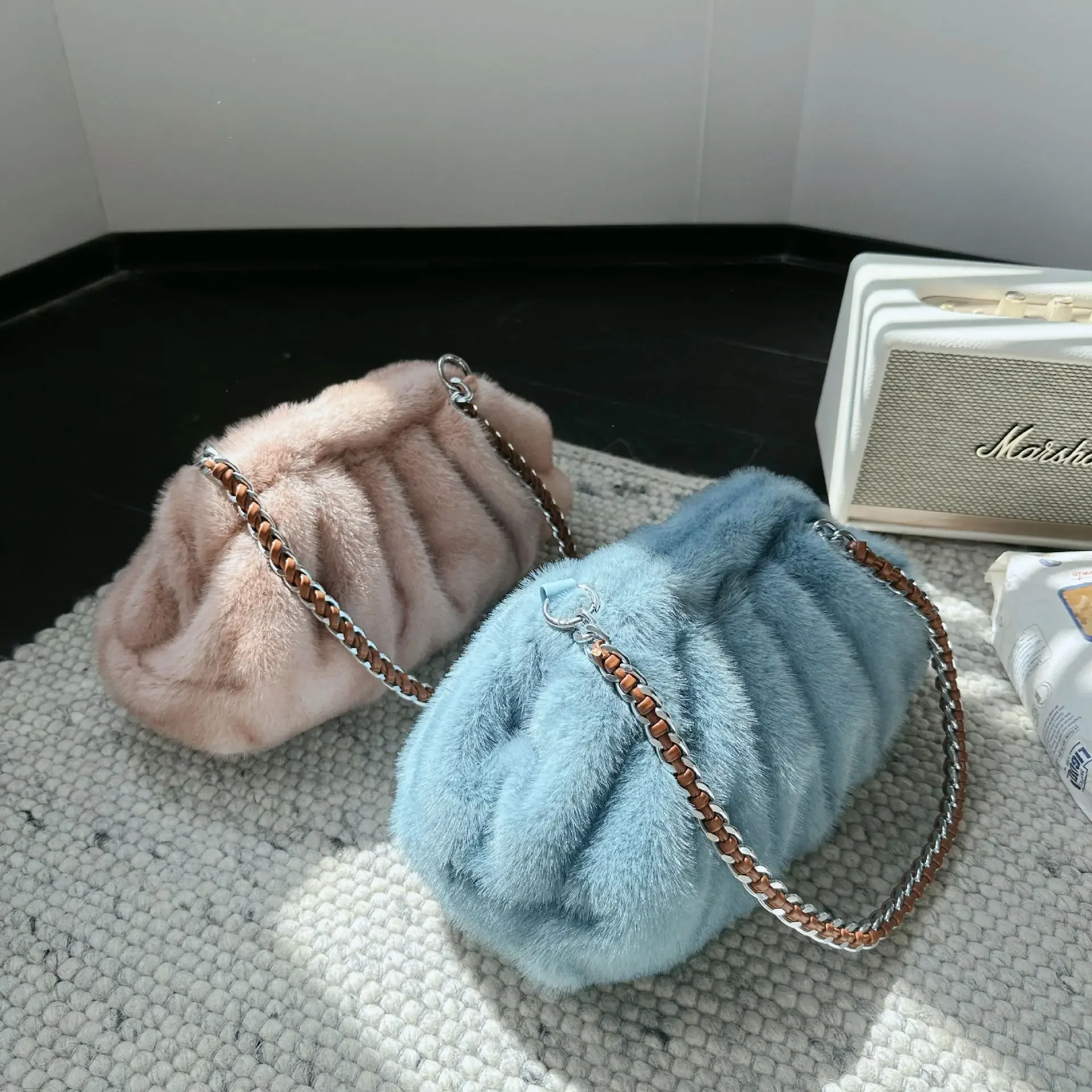 Fluffy Plush Dumpling Bag Faux Fur Bags for Women Handbags Faux Mink Fur Pouch Ruched Shoulder Bag Winter Warm Soft Cloud Clutch