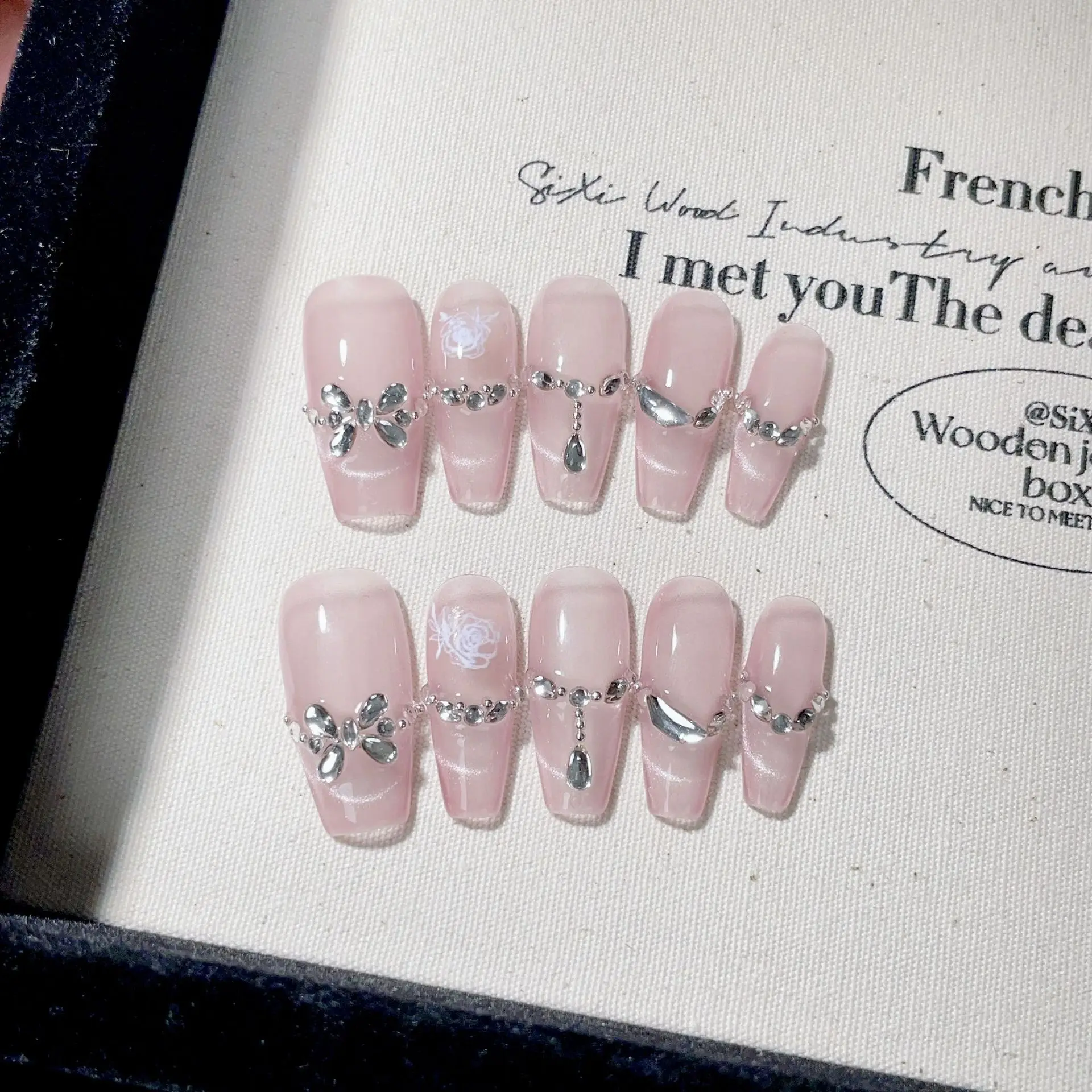 10 قطع من الأظافر المصنوعة يدويًا الفرنسية السوداء على الأظافر، أظافر وهمية مع فيونكة وردية ثلاثية الأبعاد يمكن ارتداؤها، أظافر صناعية، أظافر صناعية