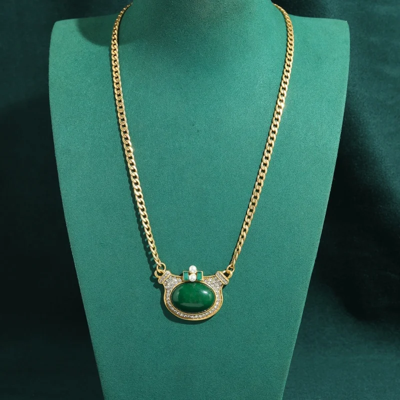 

Vintage Oval Natural Stone Green Necklace Gold Color Pendent Crystal Woman High Quality Mother Birthday Elegant Jewelry Gift New
