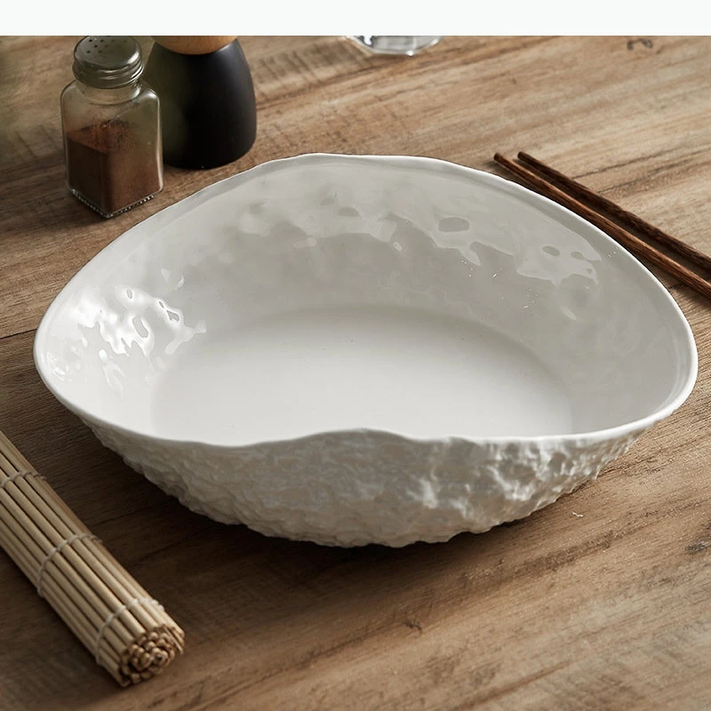 Prato de sopa oval branco puro com padrão de rock, mesa de cozinha minimalista, prato de jantar em forma de concha, prato principal de cerâmica