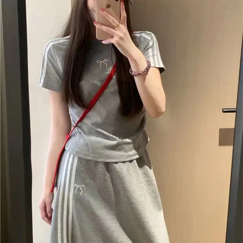 Koreaans Oversized Ontwerp Met Een Strik En Gestreept Kort T-Shirt Voor Vrouwen. Zomer Set Met Hoge Taille En Sportieve Halve Rok Voor Dames