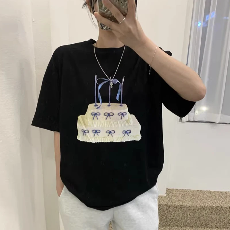 시크한 봄 여성 캐주얼 루즈 반소매 티셔츠 리본 프린트 디자인 다용도 편안한 출퇴근 스타일 한국 패션