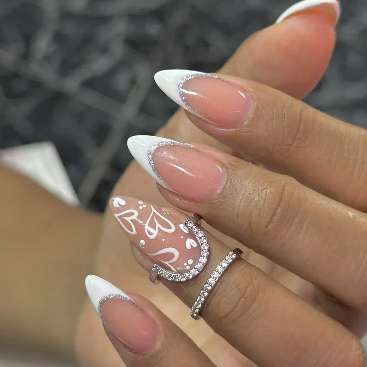 24 pçs unhas falsas francesas com design de amêndoa destacável irregular linha de ouro unhas falsas glitter diamante acrílico imprensa em unhas dicas