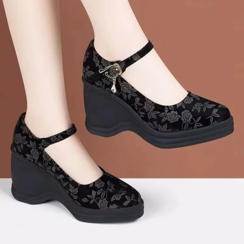 女性のウェッジシューズ 2025 バックルストラップ女性のハイヒールファッション印刷浅い靴女性レトロヒール女性 Zapatos Mujer