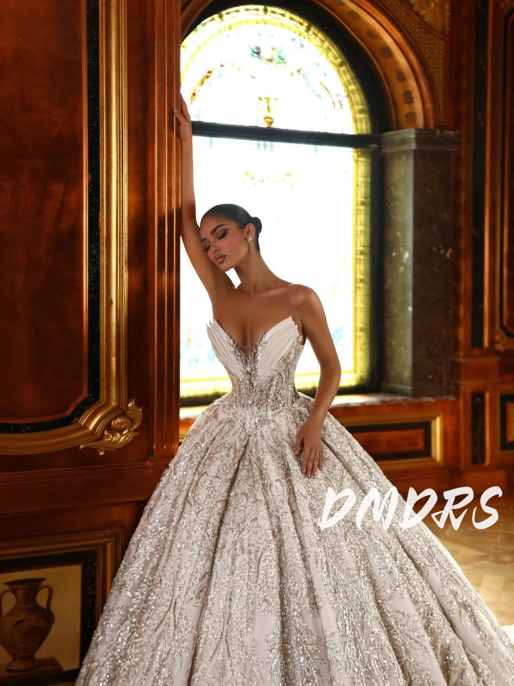 

Благородное сексуальное свадебное платье с V-образным вырезом и бисером, роскошное бальное платье с блестящими кристаллами, нежное женское длинное платье невесты по индивидуальному заказу