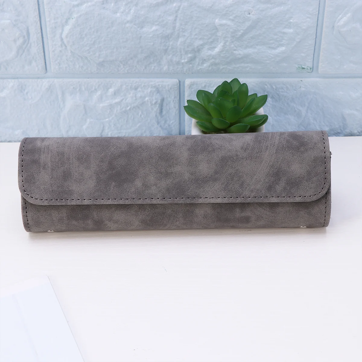 

Grey Electric Toothbrush Holder Travel Case Plastic Portable Cover Toothbrush Box Compact for Camping Outdoor and Business Trips