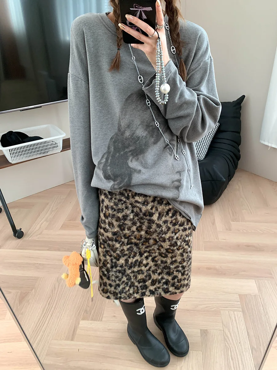 

Весенняя женская повседневная свободная бархатная футболка с длинными рукавами и круглым вырезом с портретным принтом