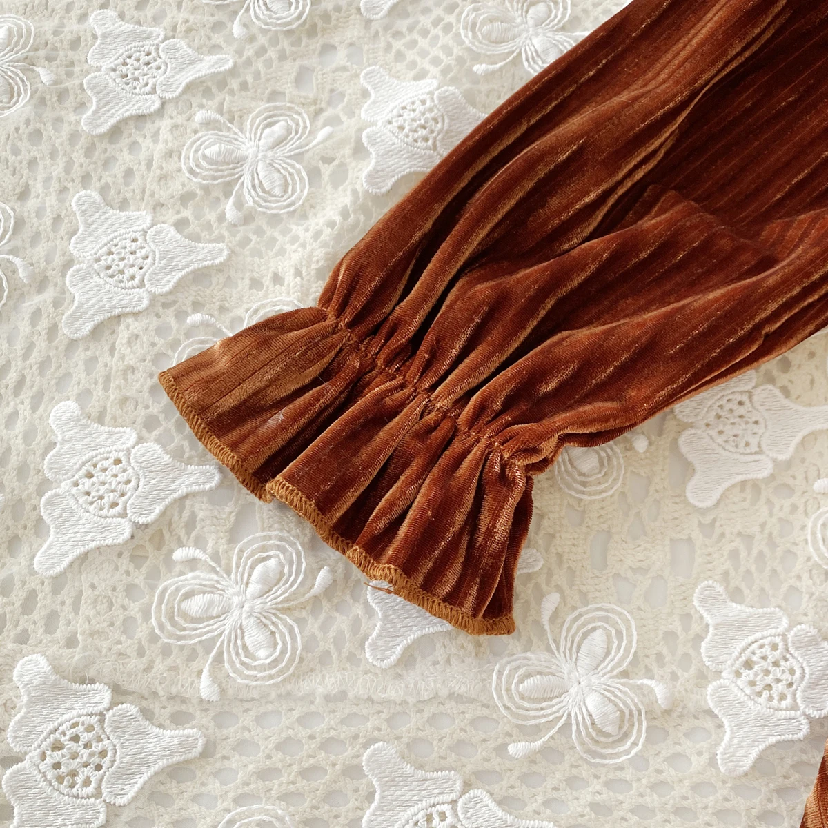 Humor Bear Herbstmode Retro-Prinzessinnenkleid mit kleinen Flügelärmeln, Tailliertes Kleid mit Lotusblattärmeln, Einfarbiges Samtkleid – Detail 6