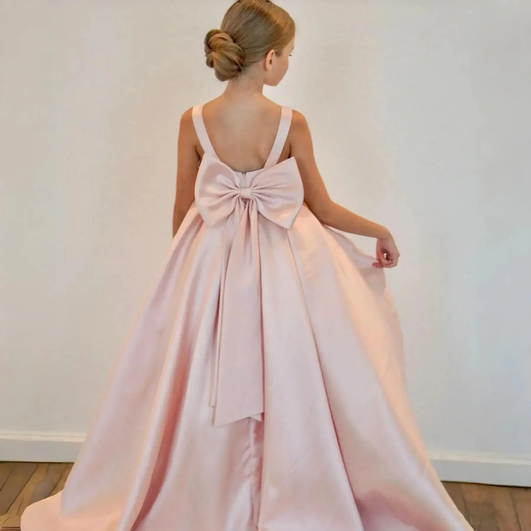 Simple Flower Girl Dress For Wedding Satin Sleeveless V-back With Bow Elegant Princess Birthday Party First Comminon Ball Gowns