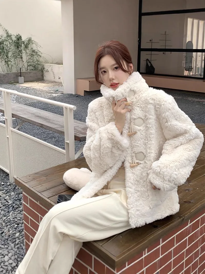 

Самое продаваемое меховое пальто с капюшоном и элементами пэчворка. Шуба из искусственного меха, имитирующая мех лисы и синтетический мех. Доступно на складе производителя