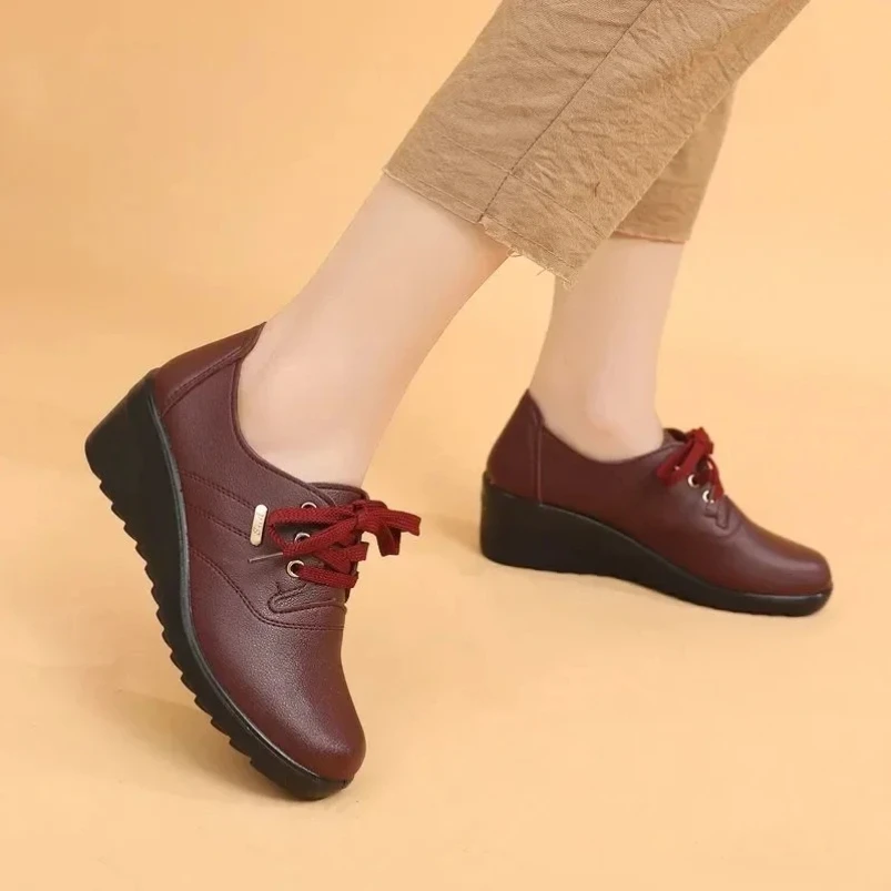 

2025 кожаная женская обувь с круглым носком, повседневная удобная женская обувь на танкетке, весенне-осенняя модная обувь для мам