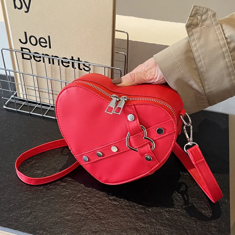 

Винтажная маленькая сумка через плечо с заклепками и цепочкой Y2K, сумка в форме сердца, красная сумка из искусственной кожи в готическом стиле, модная женская сумка через плечо