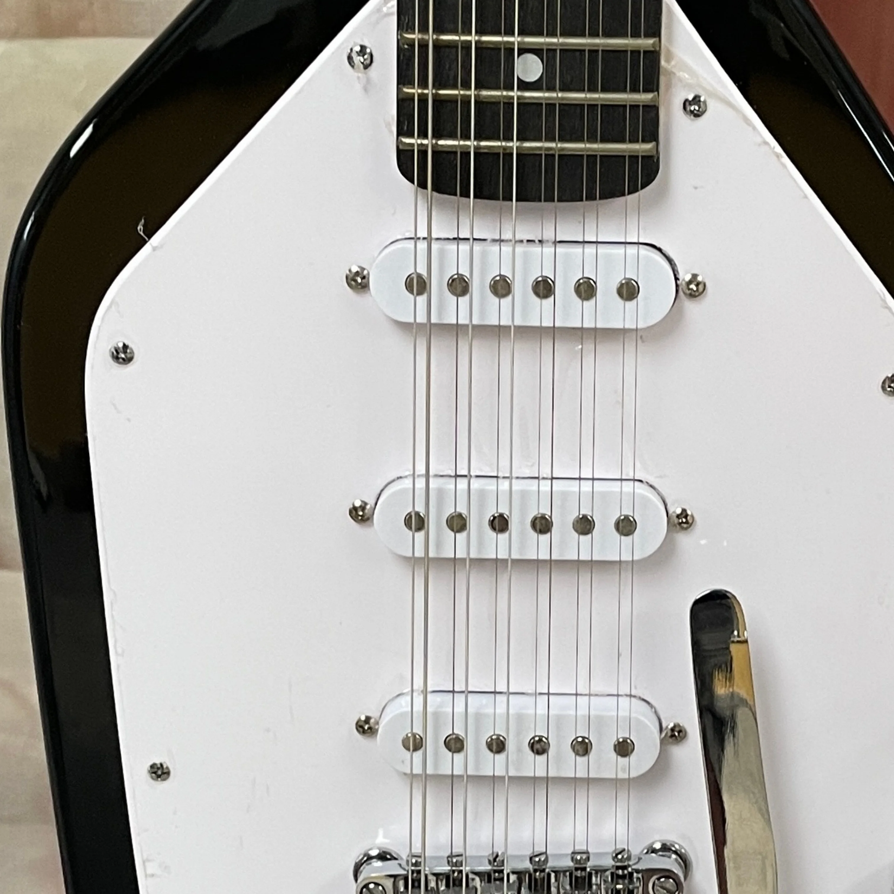 12-string electric guitar with rosewood fingerboard, SSS pickups, tremolo system guitars—rare collectible electric guitarra view 2