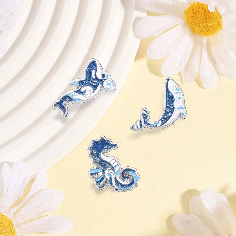 Glitzernde Unterwasser-Meerestiere als Emaille-Pins: Wal, Spiral-Seepferdchen, Delfine, Haie – Broschen und Anstecknadeln als Schmuckstücke – Detail 8