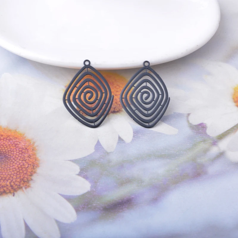 30 Stück AC15187 Messing-Schmuck-Spiralanhänger Bunte Blumenanhänger DIY Damen Ohrring Halsketten Zubehör – Detail 14