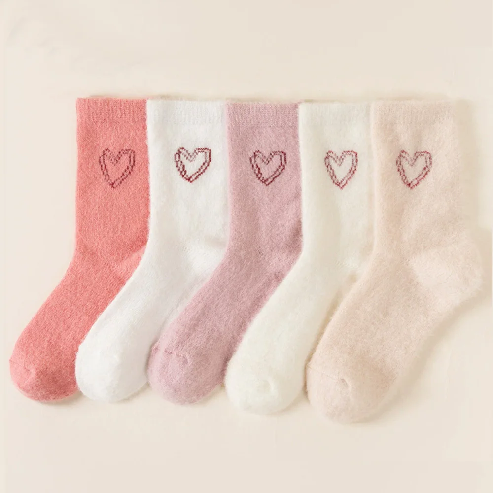 5 Paar weiche, bequeme Herbst-Winter-Kaschmir-Socken für Damen, warm halten, niedliches Liebesherz, lässige Bodensocken für Damen, gemütlich, bequem