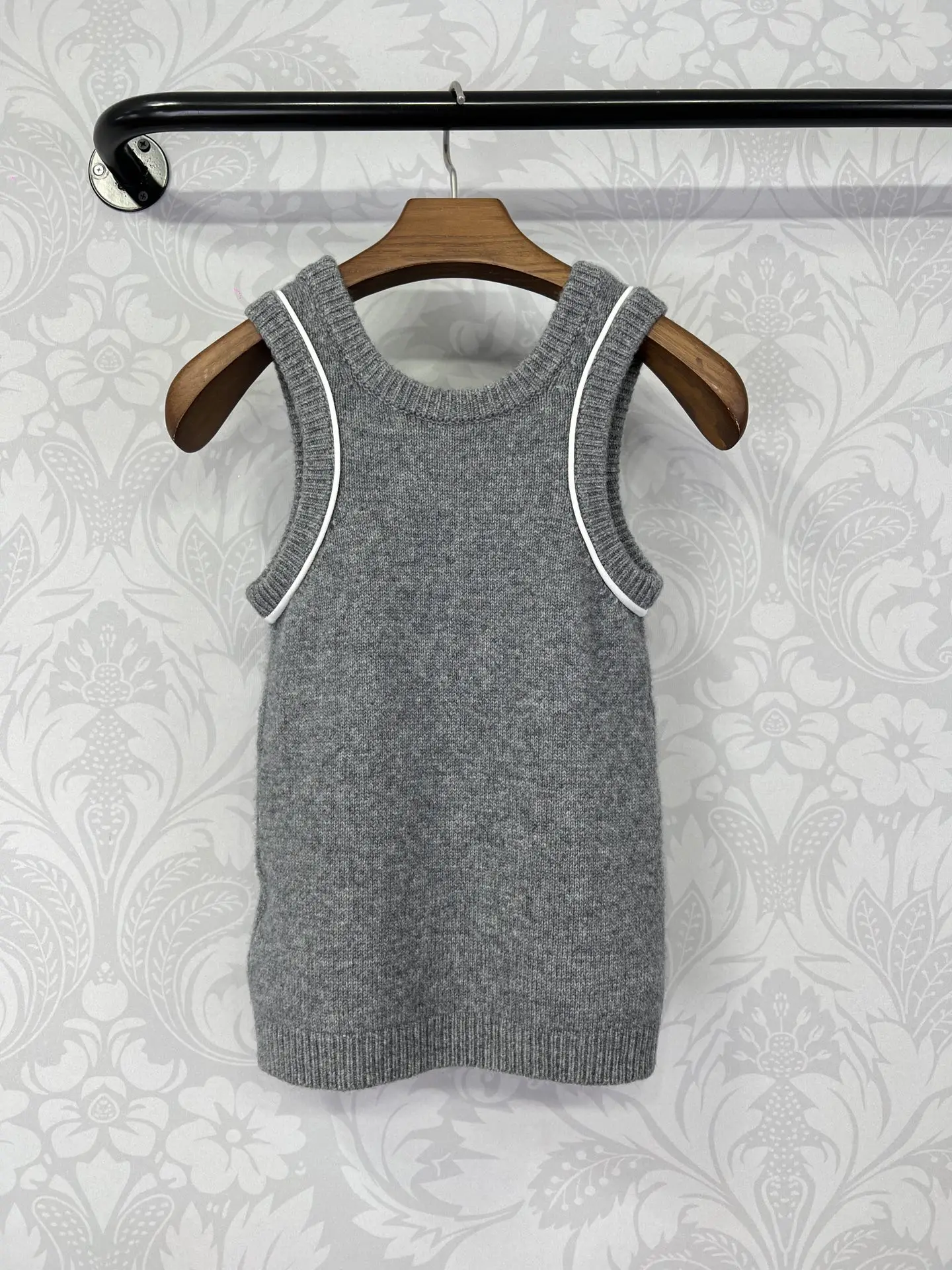 Cashmere vest high quality, fashion temperament, slim fit, slim and comfortable 2023 summer  women's new hot