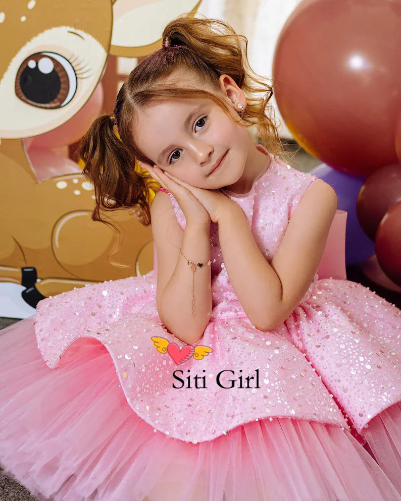 สีชมพูน่ารักประดับด้วยลูกปัดแขนกุด 3D ผีเสื้อโบว์ดอกไม้สาวชุดสําหรับงานแต่งงานเด็ก Eucharistic ชุดวันเกิด