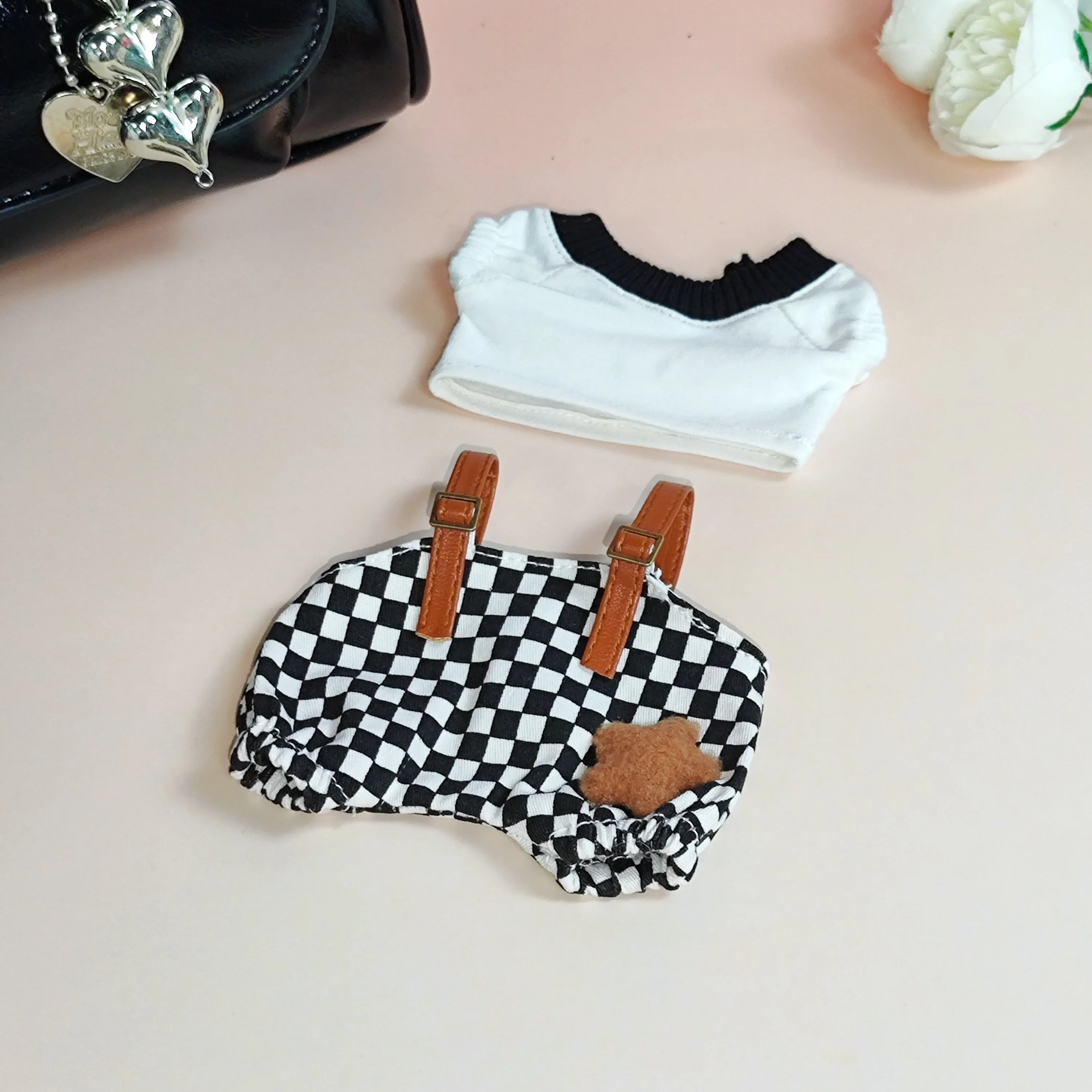 Одежда для костюма-брелок для куклы Labubu — клетчатый комбинезон с плюшевым телом и виниловым лицом