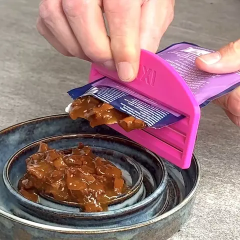 Cat Food Squeezing Practical Tool, Pet Feeding Aid, Compact Design, Durable Plastic, Sanitary Materials, Zero Waste Feeder