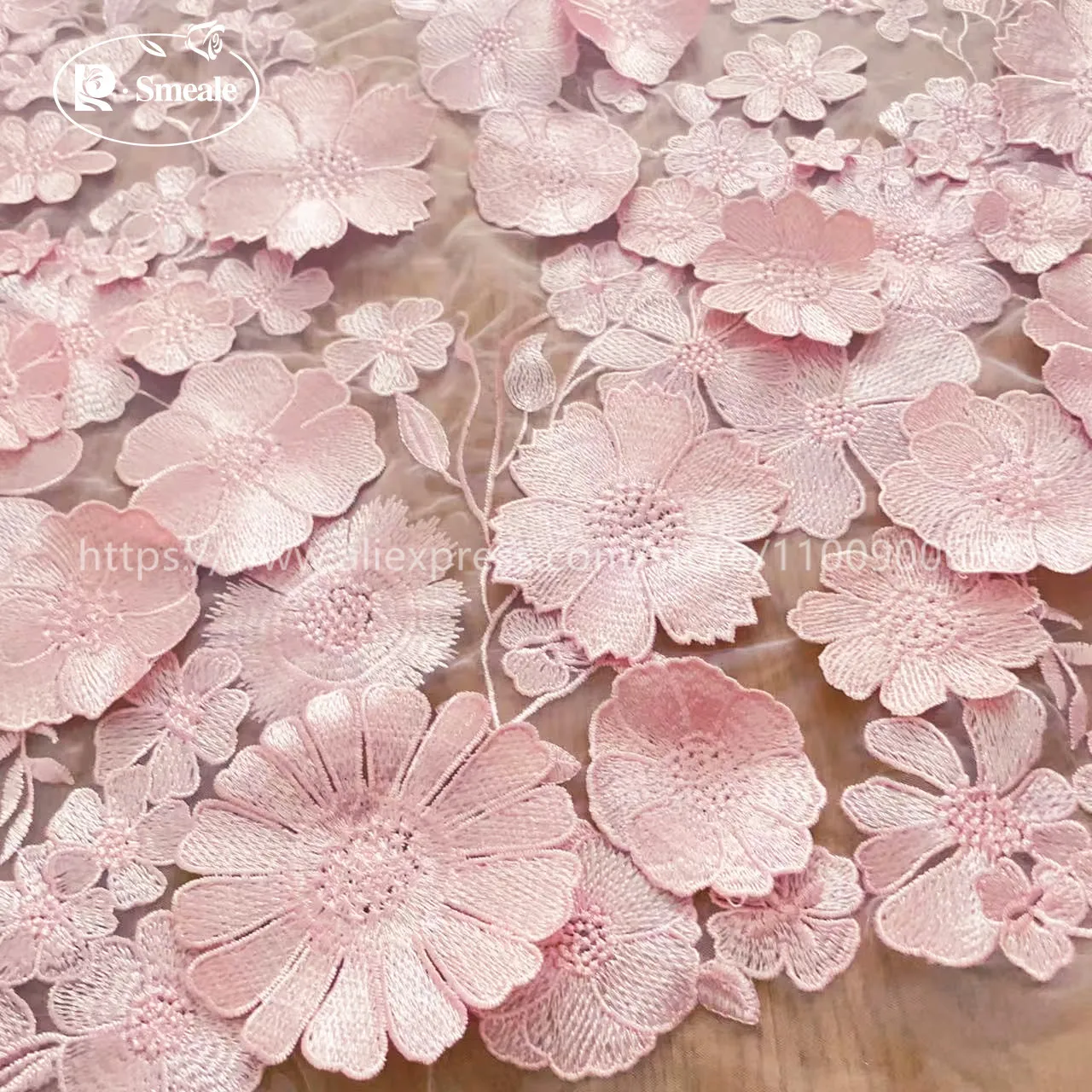 Rosa 3D-Spitzenstoff mit Applikation. Kinder-Outfits, Hochzeitskleider, DIY-Nähen, für den Hof – Detail 4