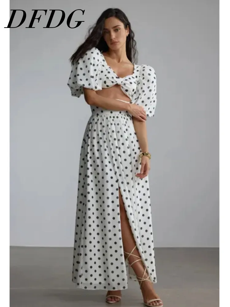 

Женский комплект DFDG: укороченный топ в горошек и юбка с высоким разрезом, повседневный наряд для отпуска, модный женственный комплект 2026 года