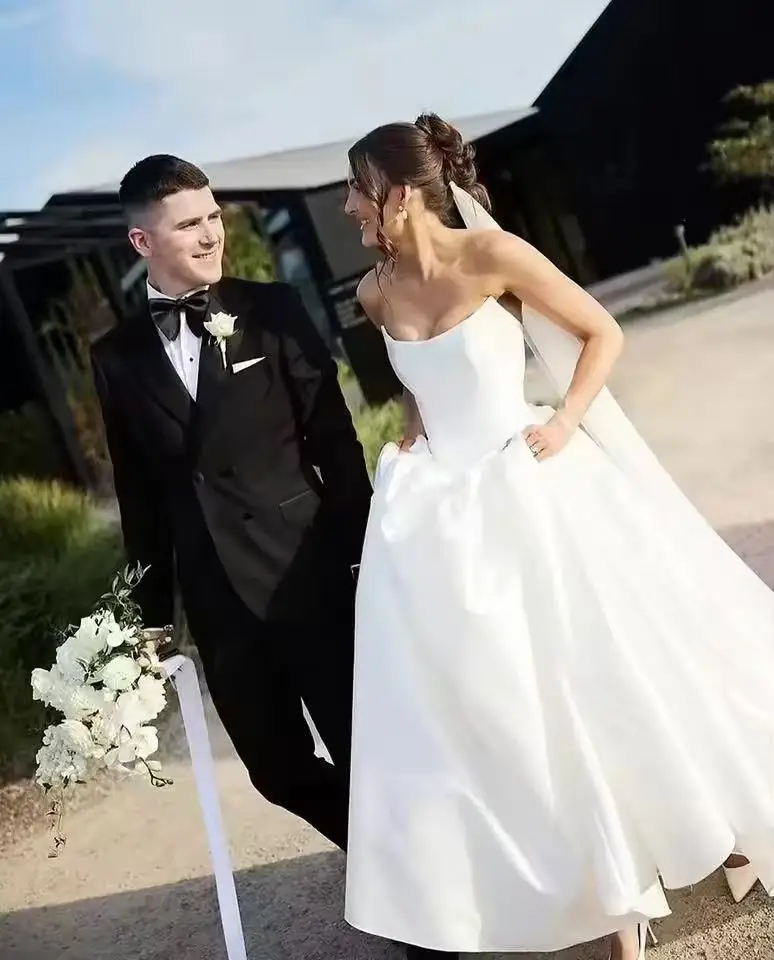 ชุดแต่งงานผ้าซาตินแบบสั่งตัดสำหรับผู้หญิง ชุดเจ้าสาวทรงเอไลน์แบบยาว สายรัดคอแบบไม่มีสาย ดีไซน์ทันสมัย สวยสง่า