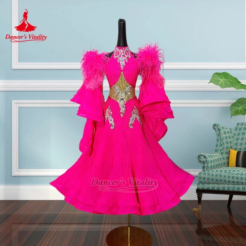 Sukienki do tańca towarzyskiego w kolorze intensywnego różu, z wysokim dekoltem, podkreślające biodra, z możliwością personalizacji, zapewniające energię tancerki, idealne do walca, tanga, plisowane, z dużym zamachem.