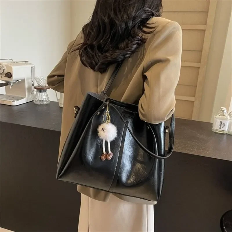 

2025 Retro Chic Ruffled Large-capacity Women's Bag. Autumn/Winter Commuting Style, Versatile Shoulder and Messenger Tote Bag