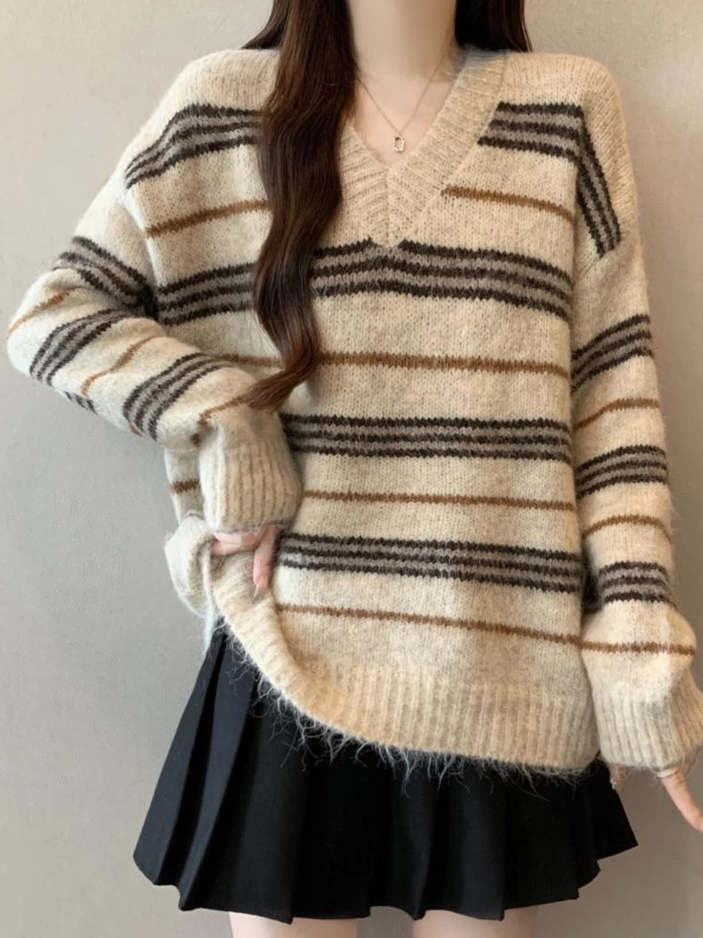 

Ретро-свитер с V-образным вырезом и полосками, женский, осенне-зимний, больших размеров, свободного кроя, для ношения под одеждой, в корейском стиле, с широкими плечами
