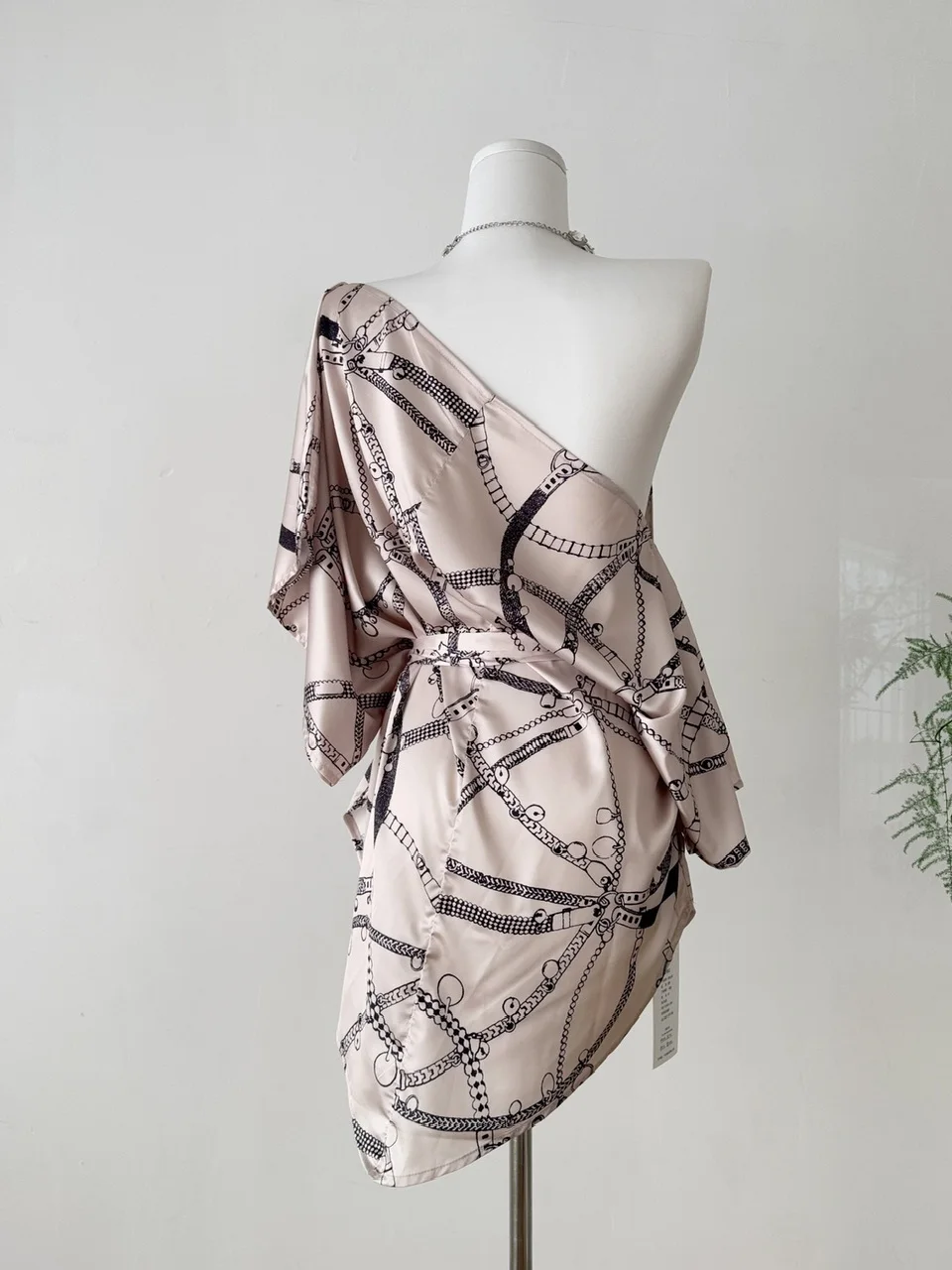 세련된 비대칭 셔츠 드레스 새틴 프린트 벨트 허리 사이드 타이 슬랜트 숄더 디자인 반팔 A라인 스커트 드레스