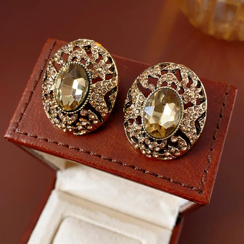 Palace Style Retro Oval Rhinestones Stud Earrings Luxury Geometric Hollow Out Nail Earring High-End Banquet Jewelry Gifts New N1