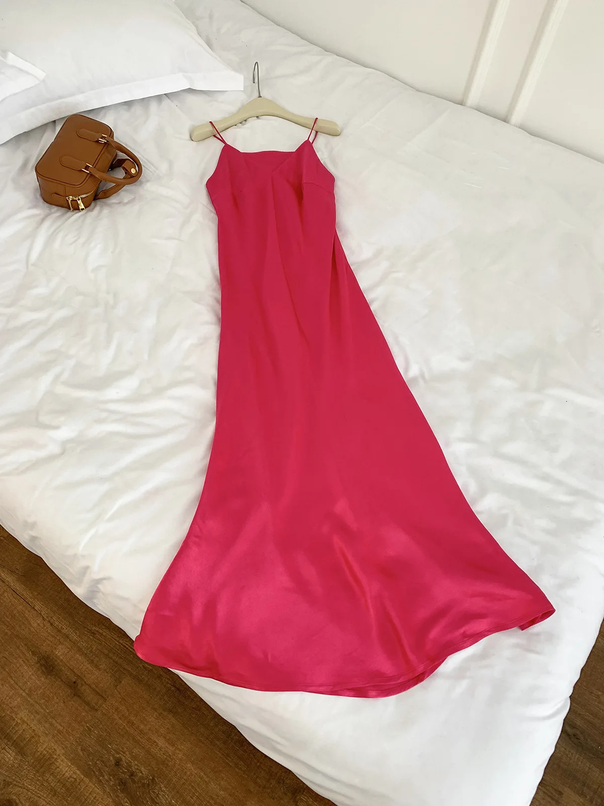 

V-neck Satin Sexy Suspender Dress for Women's Rose Red Sleeveless Backless Long Dress, New Chinese Style 2024 New Robe