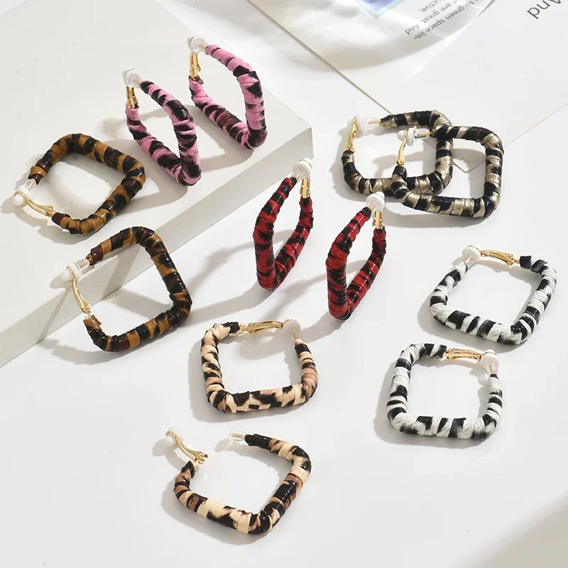 Fashion Geometric Square Hoop Clip on Earrings for Women Exaggerated Maillard Vintage Leopard Print Leather Wrapped Jewelry Gift