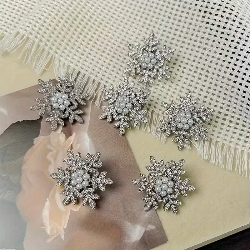 5-teiliges elegantes Schneeflocken-Haarspangen-Set mit glänzenden Strasssteinen und Kunstperlen – perfekt für Herbst und Winter – Detail 2