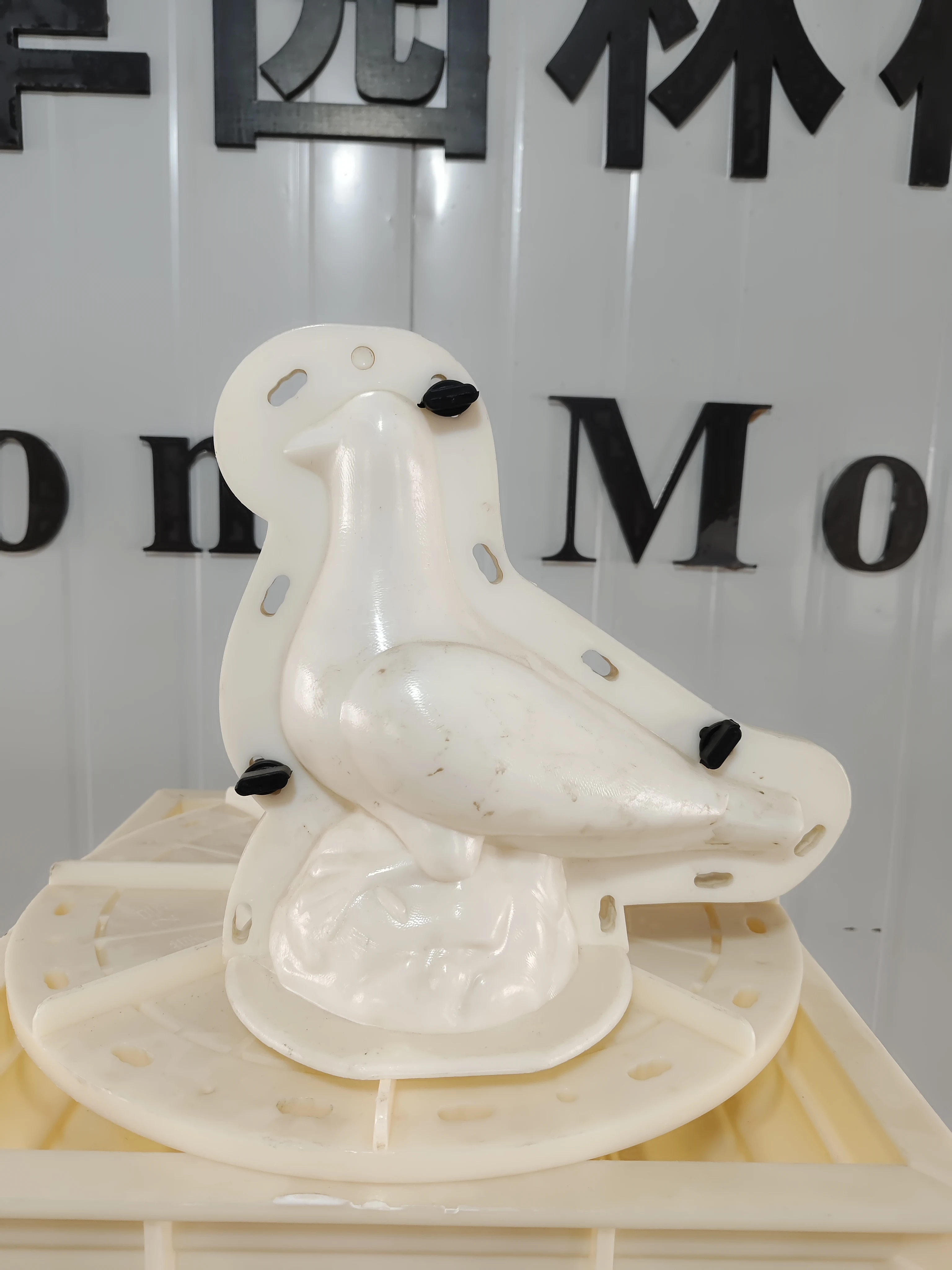 ABS GRC Peacock Cement Cute DIY Die Pigeon with Closed Wings Home Balcony Villa Gardening Animal Statue for Outdoor Decor