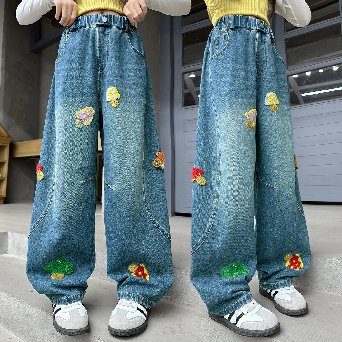 

Fashion Kids Girls Wide Leg Carpenter Jeans with Mushroom Applications Children Loose Straight Blue Denim Pants Causal Trousers